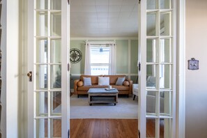 Smart TV, books, stereo, offices