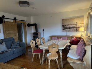 TV connectée, cheminée, table de tennis de table, livres
