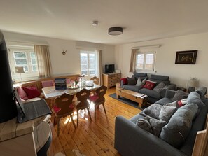 Una Smart TV, una chimenea, una mesa de tenis de mesa, libros