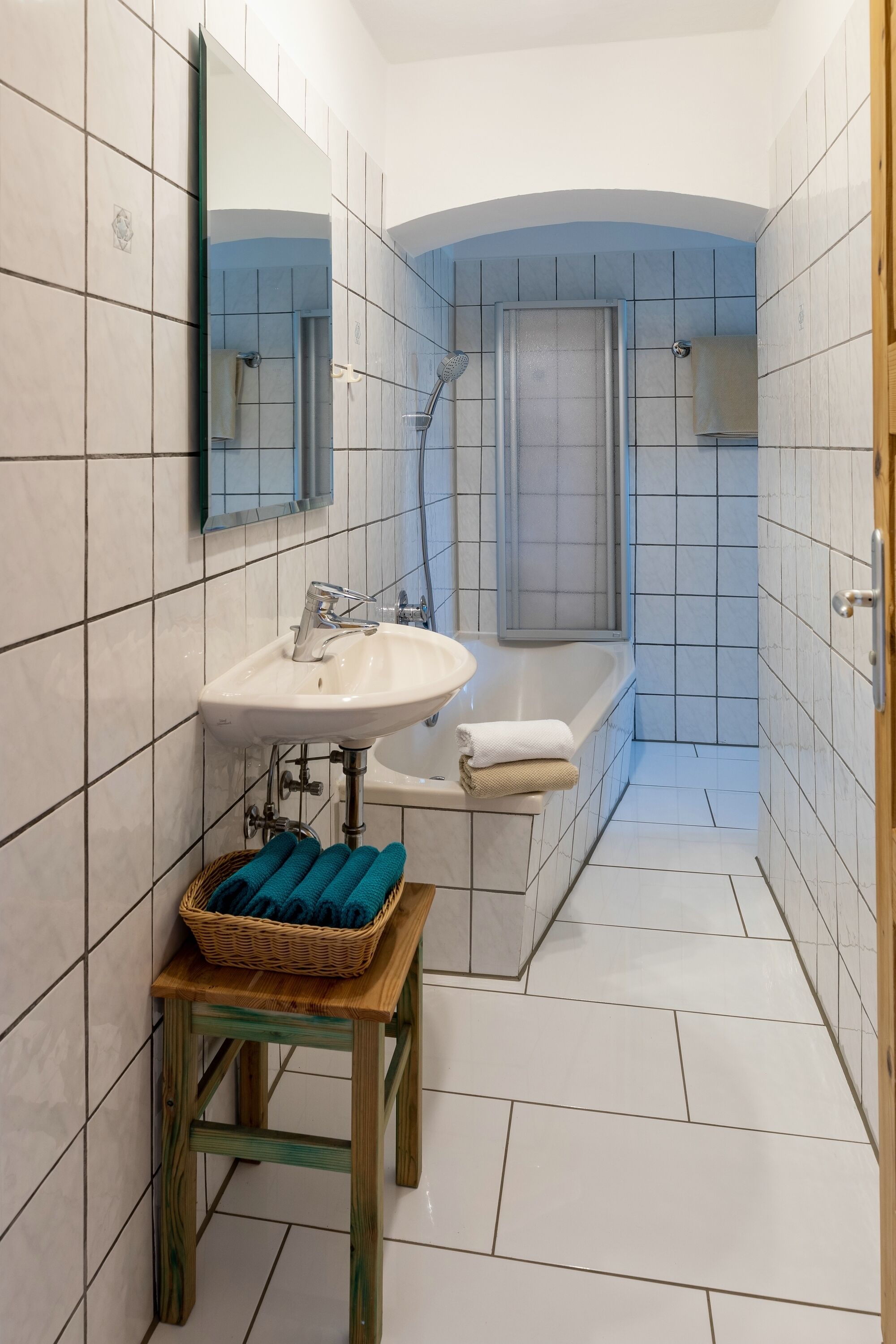 Douche, sèche-cheveux, serviettes fournies, savon