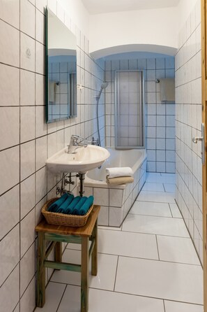 Shower, hair dryer, towels, soap - Spacious, renovated farmhouse in its own garden (Seehausen am Staffelsee)