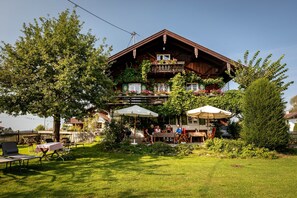 Outdoor dining - Spacious, renovated farmhouse in its own garden (Seehausen am Staffelsee)