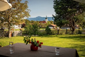 Property grounds - Spacious, renovated farmhouse in its own garden (Seehausen am Staffelsee)