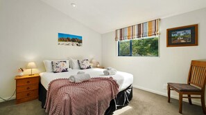 3 chambres, bureau, fer et planche à repasser, lit parapluie