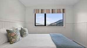 3 bedrooms, iron/ironing board, WiFi, bed sheets - Magic on Malaghan with Lake Views (Queenstown)