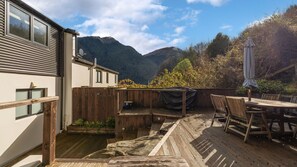 Outdoor dining - Magic on Malaghan with Lake Views (Queenstown)