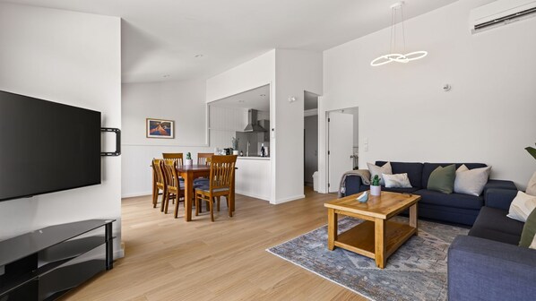 Smart TV - Magic on Malaghan with Lake Views (Queenstown)