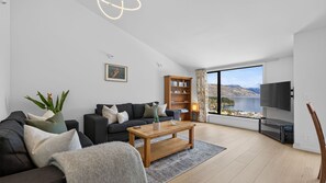 Smart TV - Magic on Malaghan with Lake Views (Queenstown)