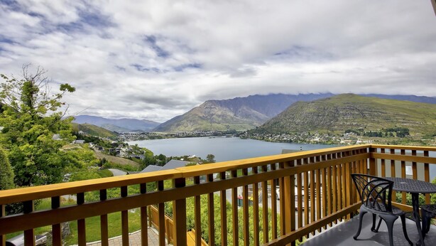 A balcony with a view of a lake and mountains. - Wonderful On Woodlands - Family friendly home (Queenstown)