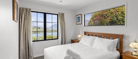 4 habitaciones, escritorio y tabla de planchar con plancha