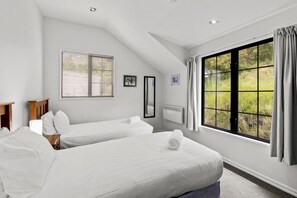 4 chambres, bureau, fer et planche à repasser, lit de bébé portatif