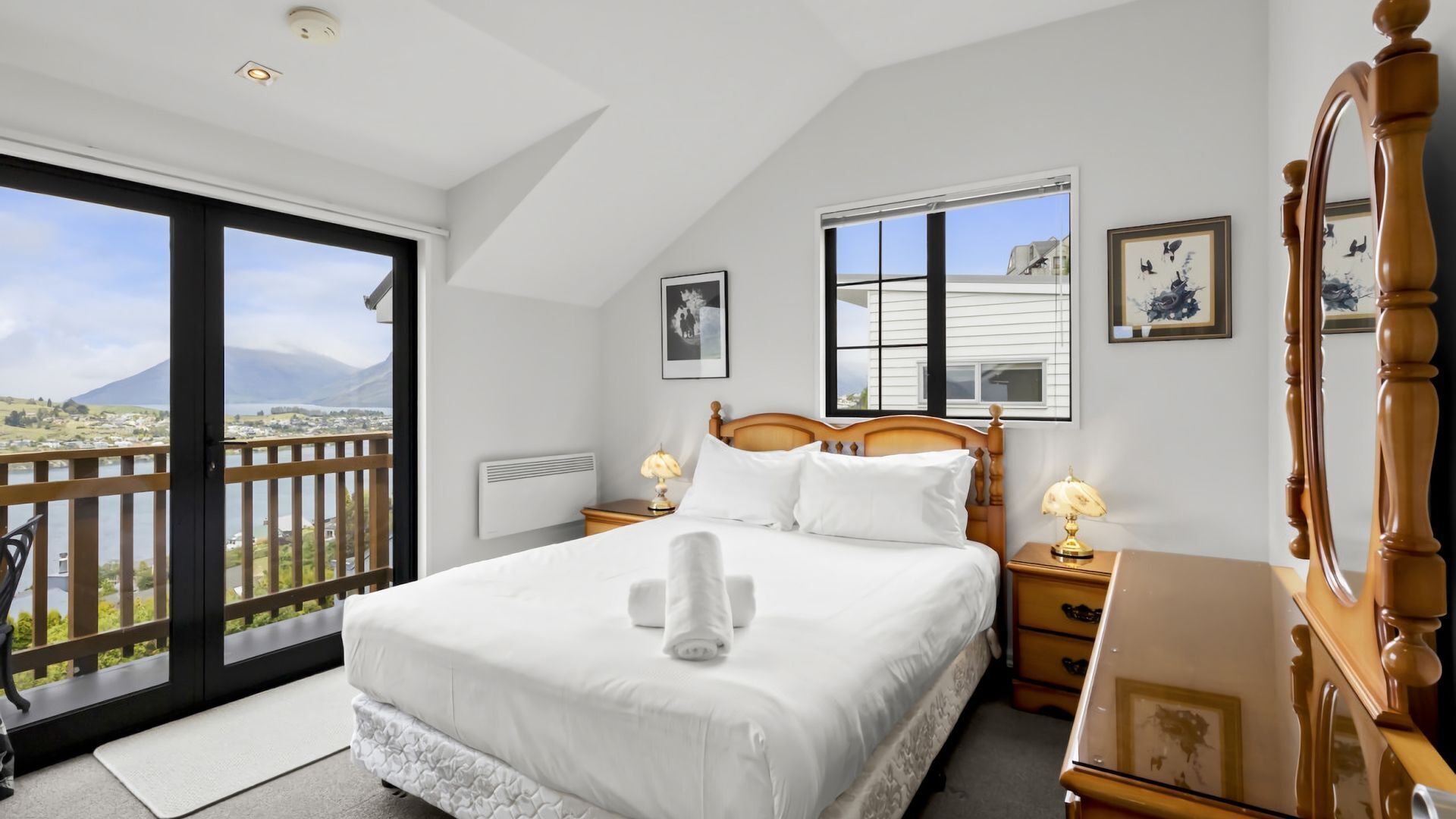 4 habitaciones, tabla de planchar con plancha, wifi y ropa de cama 