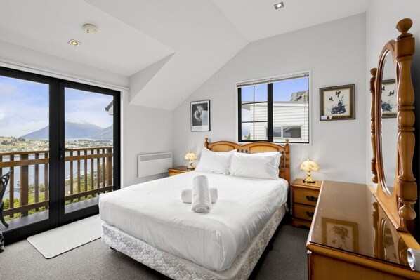 4 Schlafzimmer, Schreibtisch, Bügeleisen/Bügelbrett, Reisekinderbett