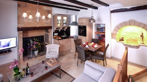 A modern living room with a fireplace, dining area, and kitchen. - Awesome home in Sarlat-la-Canéda with WiFi (Sarlat-la-Canéda)
