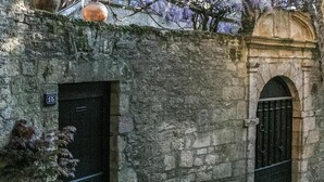 A stone building with a black door and a number '15' sign. - Awesome home in Sarlat-la-Canéda with WiFi (Sarlat-la-Canéda)