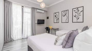 3 habitaciones, escritorio, tabla de planchar con plancha y wifi gratis
