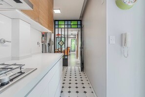 Réfrigérateur, four à micro-ondes, un four, surface de cuisson