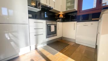 Een koelkast, een magnetron, een oven, een kookplaat