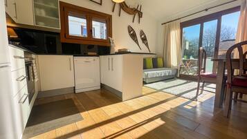 Een koelkast, een magnetron, een oven, een kookplaat