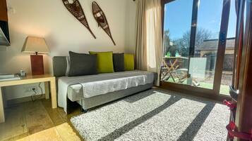 Een televisie en een open haard