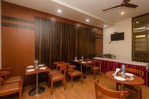 Restaurant - Seven Hills Inn (Mumbai)