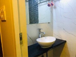Deluxe Room | Bathroom | Shower, rainfall showerhead, towels - Seven Hills Inn (Mumbai)