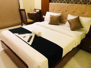 Deluxe Room | Desk, free WiFi, bed sheets