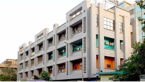 Un immeuble à plusieurs étages, doté de balcons et d’une façade plane.