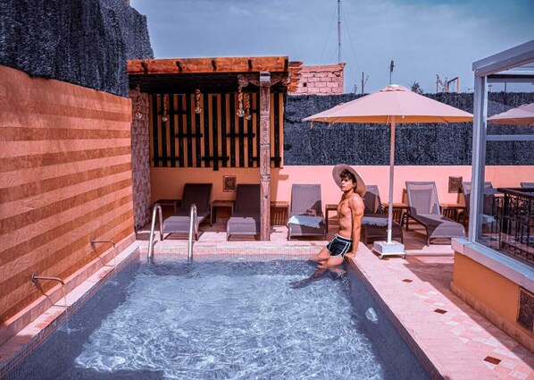 Una piscina techada, 2 piscinas al aire libre