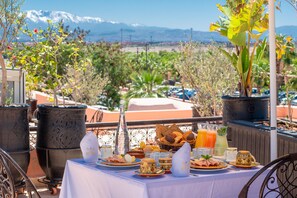 Desayuno continental diario (EUR 20 por persona)
