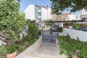 المنطقة المحيطة بالمنشأة