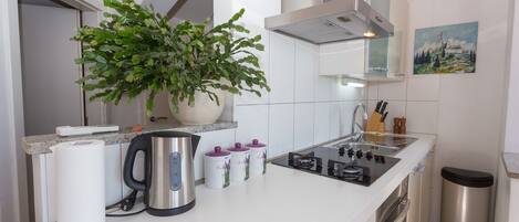 雪櫃、微波爐、焗爐、爐具