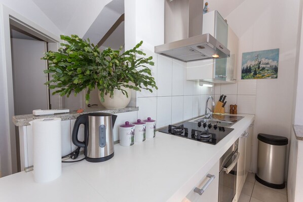 ثلاجة، ميكروويف، فرن، موقد طهي مسطح