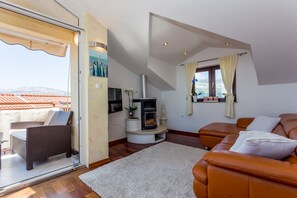 تلفزيون، مدفأة، كُتُب