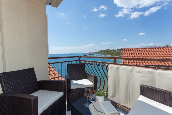 Property grounds - Large sea view apartment in Stobreč (Stobrec)