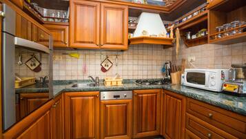 KylskÄp, mikrovÄgsugn, ugn och spishÀll