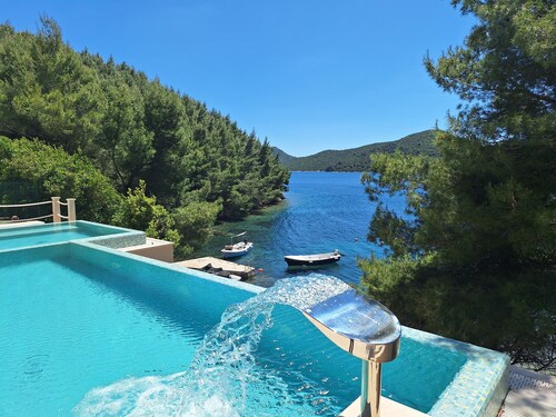 Beachfront family paradise with pools & kayak/boat & playground, TOP PRIVACY!