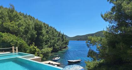 Beachfront family paradise with pools & kayak/boat & playground, TOP PRIVACY!