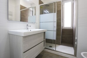 Doccia, asciugacapelli, bidet, asciugamani