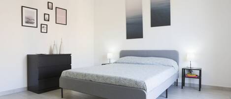 2 habitaciones, tabla de planchar con plancha, wifi y ropa de cama