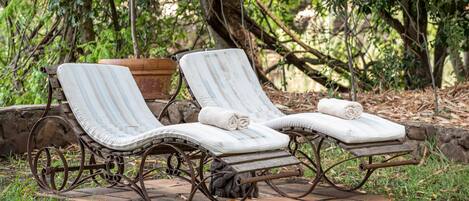 Außenpool, Sonnenschirme, Liegestühle