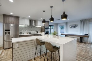 Jääkaappi, mikroaaltouuni, uuni, liesi