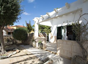 Property grounds - Typical Menorcan house steps from the beach. Pool, garden, barbecue and fireplace (Cala Blanca)