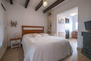 3 bedrooms, desk, iron/ironing board, WiFi