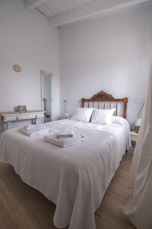 3 bedrooms, desk, iron/ironing board, WiFi - Typical Menorcan house steps from the beach. Pool, garden, barbecue and fireplace (Cala Blanca)