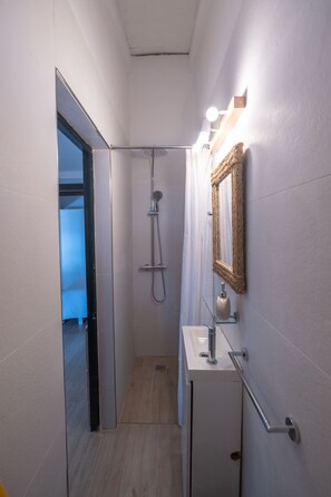 Hårtork, handdukar, tvål och toalettpapper