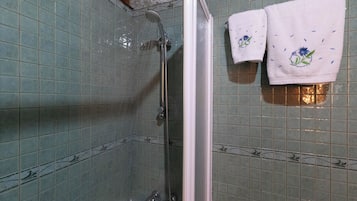 Douche, sèche-cheveux, serviettes fournies, savon