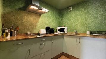 Refrigerador, microondas, placa de cocina, cafetera/tetera