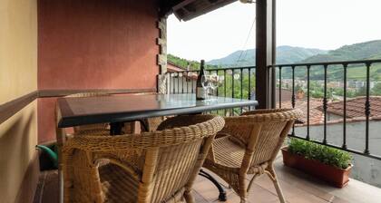 Casa Rural con Chimenea y Vistas a la Montaña