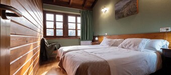 Casa Rural con Chimenea y Vistas a la Montaña